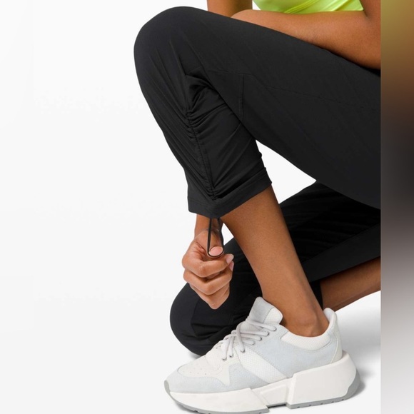 Lululemon Beyond the Studio Crops size 6 - Picture 5 of 10